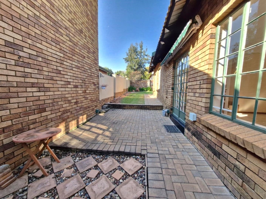 To Let 2 Bedroom Property for Rent in Meerhof North West